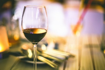 vaso-de-vino-dorado_385-19322343